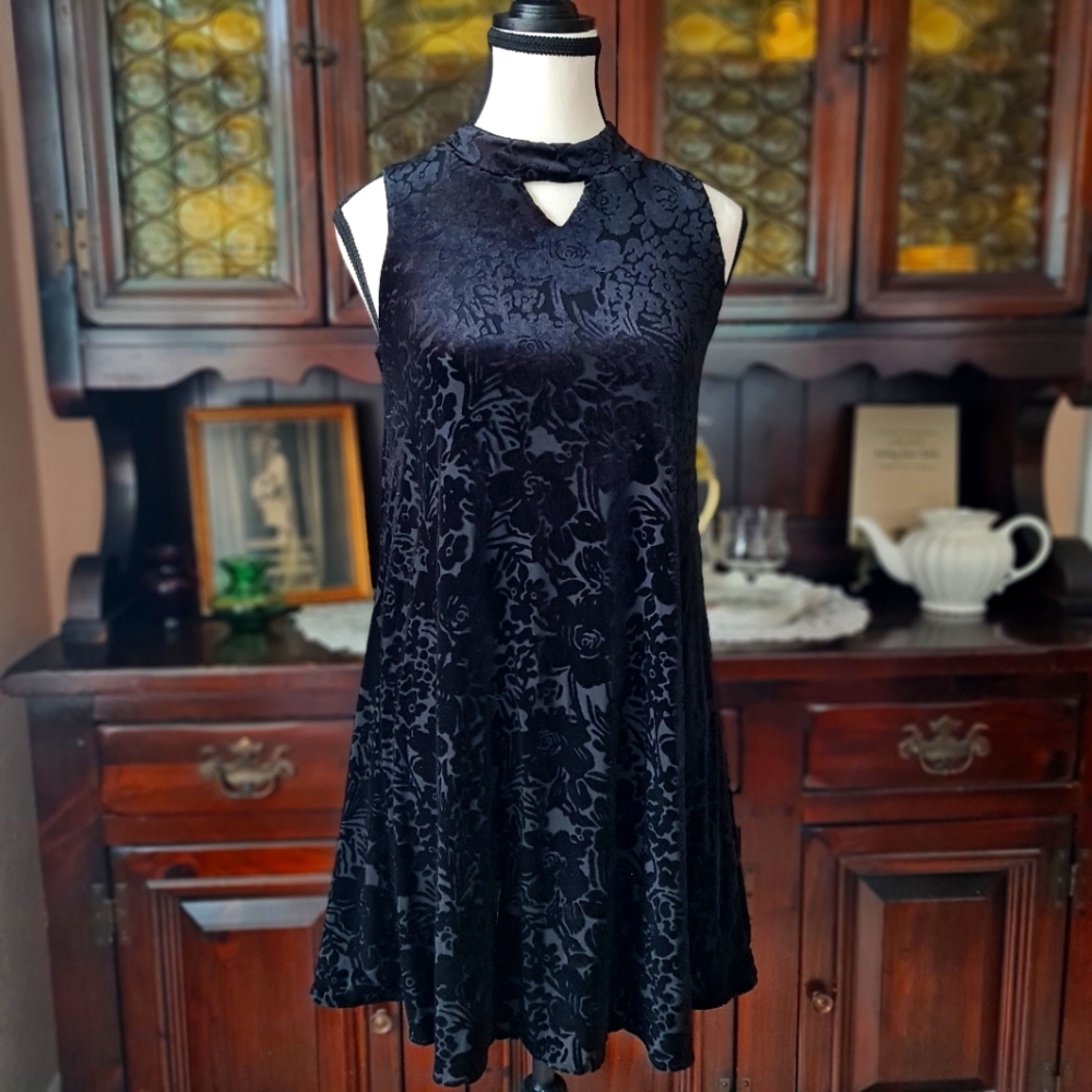 60s Style Black Velvet Floral Dress size 14 (Fits like M)
